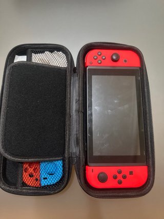 Nintendo Switch Roja con su funda
