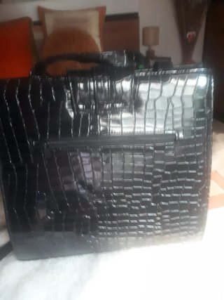 Bolso charol negro, una puesta