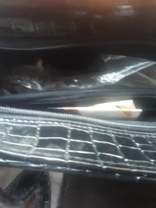 Bolso charol negro, una puesta