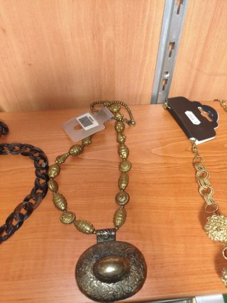 Collares y cinturones dorados y negros