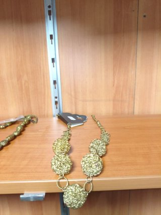 Collares y cinturones dorados y negros