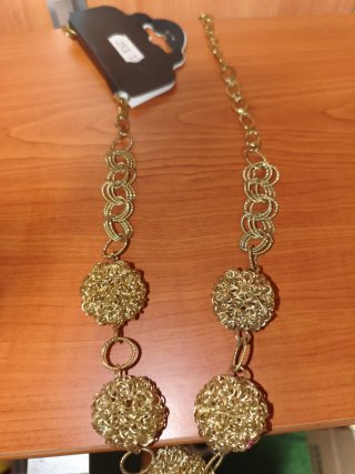 Collares y cinturones dorados y negros