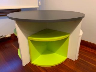 Mesa infantil redonda con 4 taburetes