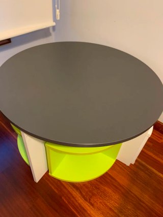 Mesa infantil redonda con 4 taburetes