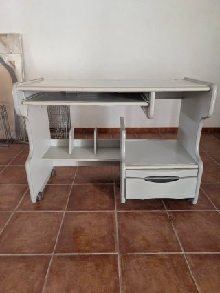 Mesa de escritorio blanca con cajones