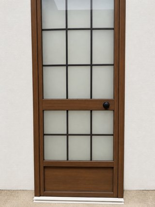 Puerta aluminio caoba con cristaleras