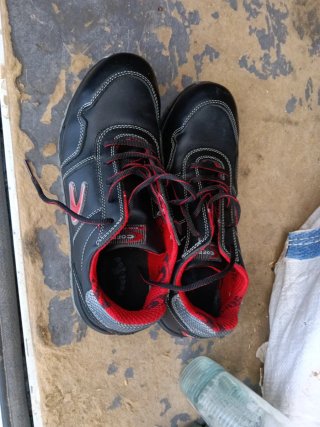 Zapatillas de seguridad negras y rojas