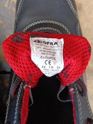 Zapatillas de seguridad negras y rojas