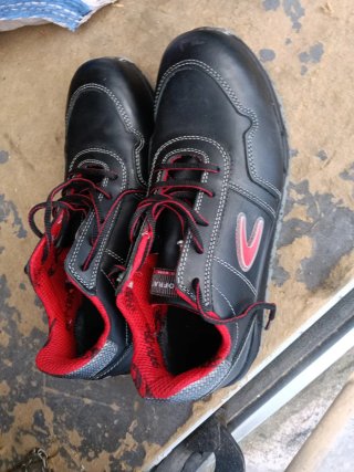 Zapatillas de seguridad negras y rojas