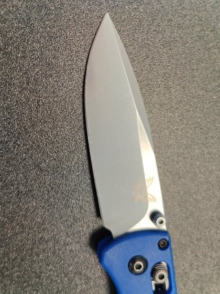 Navaja tipo Benchmade Bugout Azul Ligera