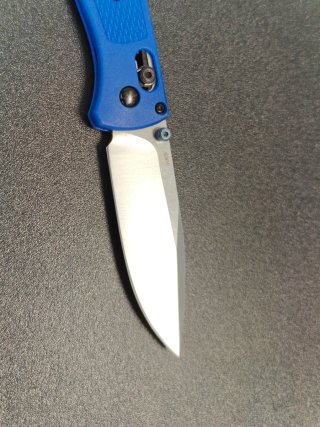 Navaja tipo Benchmade Bugout Azul Ligera