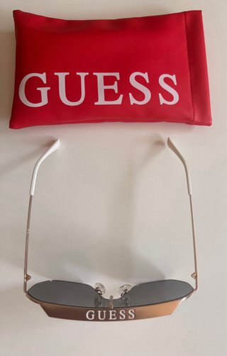 Gafas de sol Guess doradas y rosas
