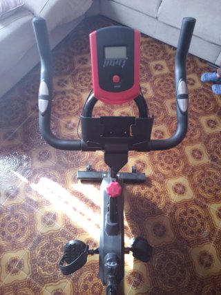 Bicicleta Estática Negra y Roja