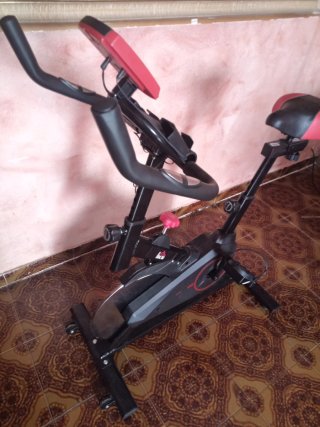 Bicicleta Estática Negra y Roja