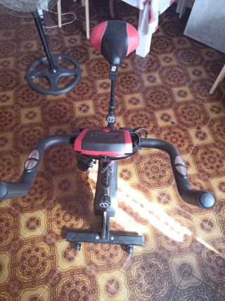 Bicicleta Estática Negra y Roja