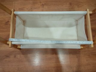 Perchero infantil bambú con cesta ropa Montessori
