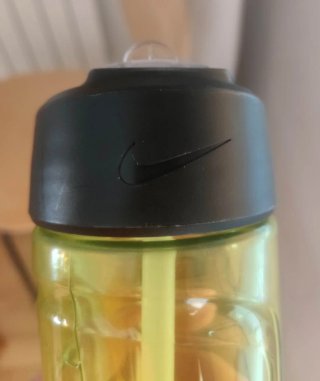 Botella deportiva Nike amarilla