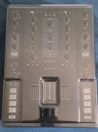 Mixer DJ Traktor Kontrol Z2 + Decksaver y vinilos