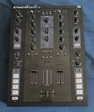 Mixer DJ Traktor Kontrol Z2 + Decksaver y vinilos