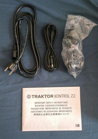 Mixer DJ Traktor Kontrol Z2 + Decksaver y vinilos