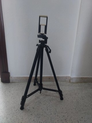 Trípode 170cm alto y 55cm bajo.