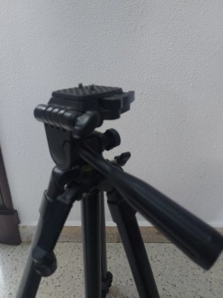 Trípode 170cm alto y 55cm bajo.