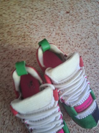 Zapatillas adidas deportivas verdes y blancas