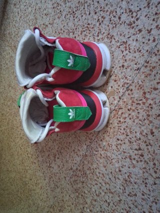 Zapatillas adidas deportivas verdes y blancas