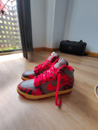 Nike Dunk High Grises y Rojas