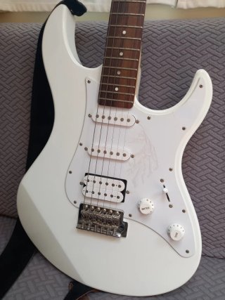 Guitarra Eléctrica Yamaha Pacifica + mini ampli.