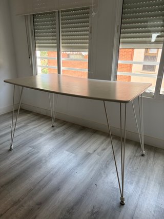 Mesa de madera y metal beige.