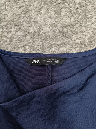 Top satinado azul marino Zara