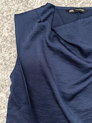 Top satinado azul marino Zara