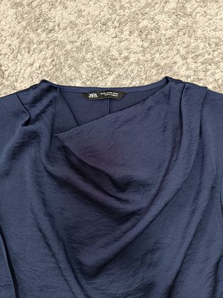 Top satinado azul marino Zara