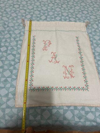Bolsa de pan bordada a mano