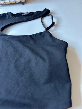 Top negro asimétrico cut-out Stradivarius - Talla