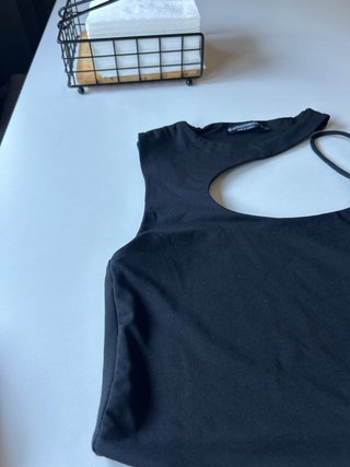 Top negro asimétrico cut-out Stradivarius - Talla