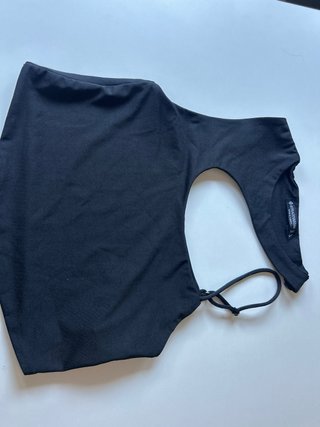 Top negro asimétrico cut-out Stradivarius - Talla