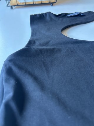 Top negro asimétrico cut-out Stradivarius - Talla
