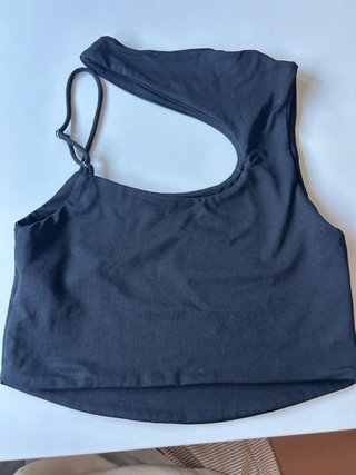 Top negro asimétrico cut-out Stradivarius - Talla
