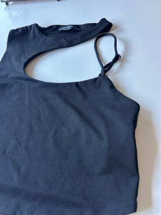 Top negro asimétrico cut-out Stradivarius - Talla
