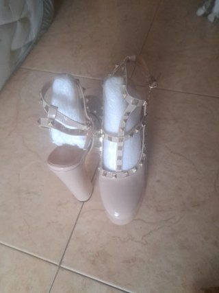Zapatos de tacón beige con tachuelas doradas