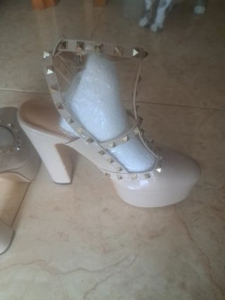 Zapatos de tacón beige con tachuelas doradas