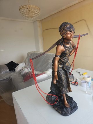Figura mujer con cántaros escayola