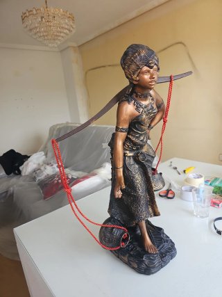 Figura mujer con cántaros escayola