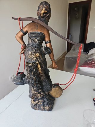 Figura mujer con cántaros escayola