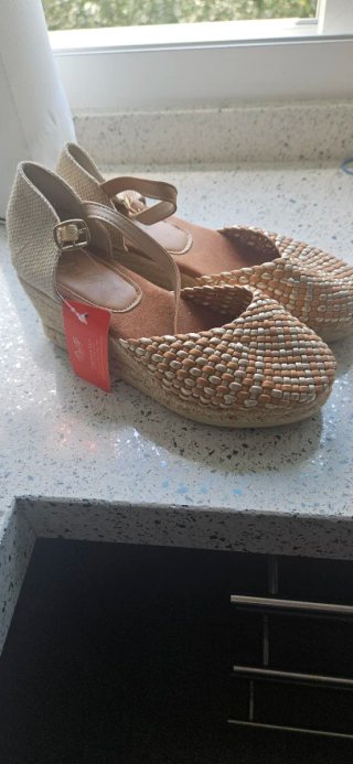 Sandalias cuña sin estrenar