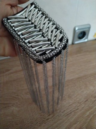 Adorno para hombreras con cadenas