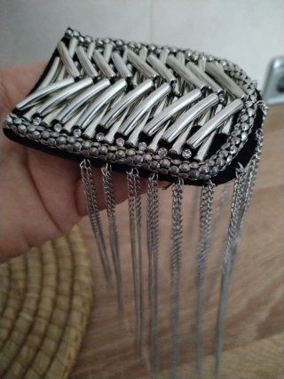 Adorno para hombreras con cadenas