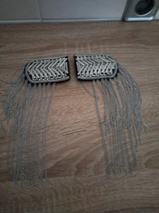 Adorno para hombreras con cadenas